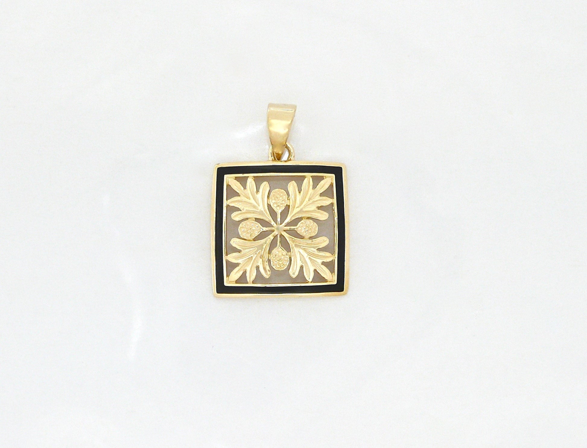 Ulu Quilt Pendant - Large image 0
