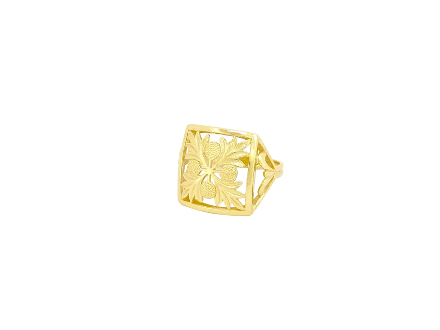 Hawaiian 14K Gold ulu quilt ring in size small, featuring intricate quilted design.